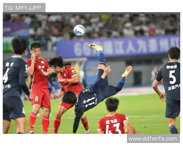 路人偶遇足球明星惊喜互动瞬间记录精彩时刻与感动心情