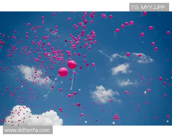 高清足球明星气球图片展示足球场上的璀璨星光与节日氛围结合 高清足球明星气球图片展示足球场上的璀璨星光与节日氛围结合