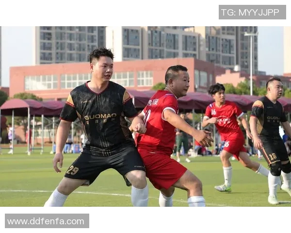 足球明星在公共场合的风采与魅力如何影响粉丝和社会的互动与反响 足球明星在公共场合的风采与魅力如何影响粉丝和社会的互动与反响